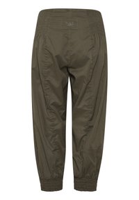 Pantaloni leggeri verde oliva con vita elastica e polsini, caratterizzati da un design arricciato sul retro e un piccolo etichetta con il marchio.