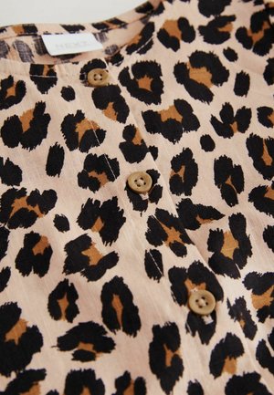 Blūze ar leoparda rakstu, rozā fons, melnas un brūnas plankumi, pogu aizdare un gluda tekstūra.