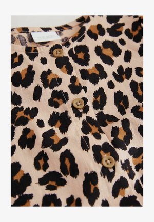 Blouse met luipaardprint, bestaande uit een roze achtergrond, zwarte en bruine vlekken, en een knoopsluiting met een gladde textuur.