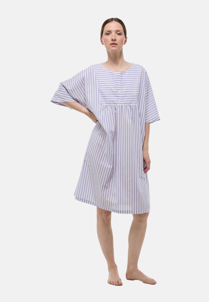 Robe rayée en violet clair et blanc, faite en coton. Présente un col rond, des manches courtes et des boutons décoratifs sur le buste.