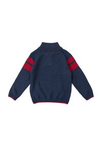 Suéter de punto navy con cuello alto, rayas rojas en los hombros y ribete rojo en los puños y el bajo. Textura suave, mangas largas.