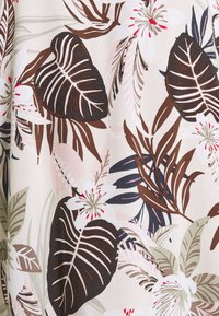 Kwiatowa tkanina z dużymi ciemnobrązowymi liśćmi i jasnymi kwiatami, z zielonymi i różowymi akcentami, na kremowym tle.