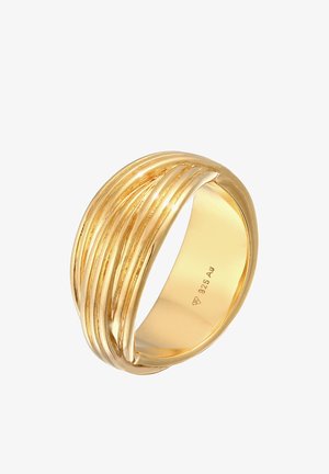 Goldfarbener Ring mit wellenförmigem Design, das mehrere horizontale Rillen aufweist, glattem Innenrand und eingraviertem Silberstempel auf der Innenseite.