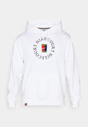 Vit huvtröja med en stor rund logotyp med färgglada detaljer och texten "NIKE COURT", känguruficka och ribbade ärmslut.