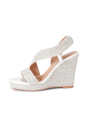 Weiße Keilsandale mit strukturierten Riemen, bedeckt mit kleinen glitzernden Strasssteinen, offenem Zeh und Slingback-Design.