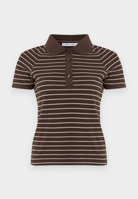 Polo rayé marron avec col, manches courtes et patte de boutonnage, confectionné en coton doux avec des rayures claires contrastantes.