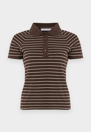 Rudas dryžuotas polo marškinėlis su apykakle, trumpomis rankovėmis ir sagų paklote, pagamintas iš minkšto medvilnės audinio su kontrastingomis šviesiomis juostelėmis.