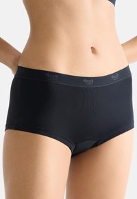 Mustaa Sloggi hipster-alushousut, joissa on sileä pinta, joustava vyötärö ja minimalistinen muotoilu, tarjoavat täydellisen peittävän ja mukavan istuvuuden.