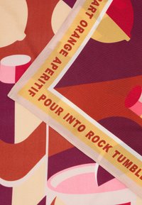 Χρώμα πολύχρωφο τετράγωνο μεταξωτό μαντήλι με αφηρημένα σχήματα σε πορτοκαλί, ροζ και μπορντό, με ένα τολμηρό κίτρινο περίγραμμα και εκτυπωμένο κείμενο.