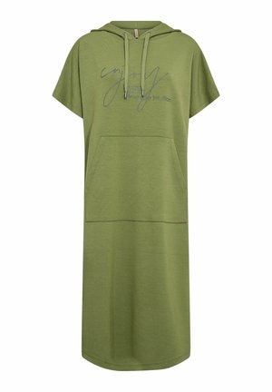 Zelena haljina s kapuljačom od mekanog materijala, s kratkim rukavima, prednjim džepom i otisnutim tekstom u kontrastnoj boji.