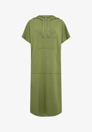 Groene capuchonjurk van zachte stof, met korte mouwen, een voorzak en bedrukt tekst in een contrasterende kleur.