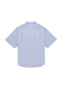 Camicia a maniche corte con bottoni in cotone azzurro chiaro con righe verticali rosse. Presenta uno yoke sul retro e una vestibilità comoda.