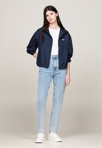 Tommy Jeans MOM TAPERED - Relaxed fit jeans - denim light