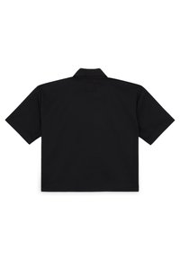 Schwarzes kurzärmliges Hemd mit kragenförmigem Ausschnitt, glatter Oberfläche und minimaler Ausstattung. Die Rückansicht zeigt ein sauberes, einfaches Design.