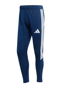 Pantalones deportivos azul marino con franjas laterales blancas, cintura elástica y corte entallado. Hechos de tela suave y ligera. Con logo en el muslo.