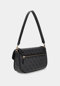 Borsa a tracolla in pelle nera con tasca frontale con zip e hardware dorato. Presenta una forma strutturata e una tracolla regolabile.