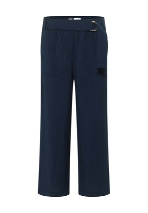 Granatowe spodnie o szerokich nogawkach z subtelną pionową fakturą, kieszeniami naszywanymi oraz dopasowanym paskiem ze srebrną klamrą podwójną.
