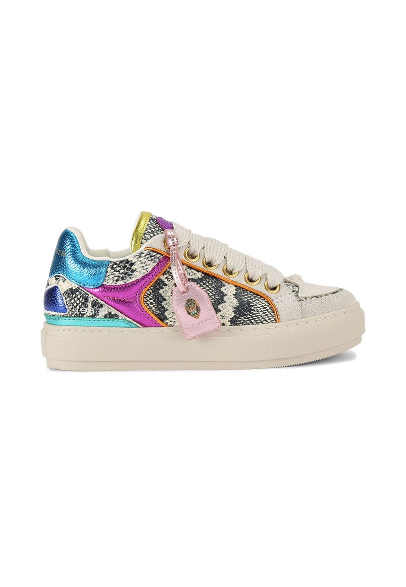 Sneakers con un motivo in stampa serpente testurizzato, con accenti metallici blu, viola e oro, lacci beige e un'etichetta logo rosa.