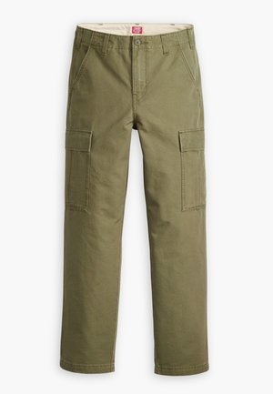 Olivgrüne Cargo-Hosen aus robustem Baumwollmaterial mit zwei großen Seitentaschen, einem Knopfverschluss und geradem Bein.