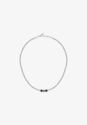 Collana in argento con design intrecciato, adornata da due perle scure al centro. Lunghezza regolabile con chiusura a gancio.