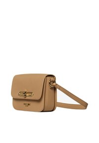 Beige leren crossbody tas met een klep sluiting, gouden hardware en een gestructureerde afwerking. Beschikt over een afneembare schouderband en logo detail.