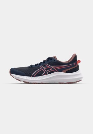 Chaussure de sport marine avec une tige en mesh respirant et des accents roses. Comprend une semelle intermédiaire blanche rembourrée, une semelle extérieure en caoutchouc texturé et un système de laçage.