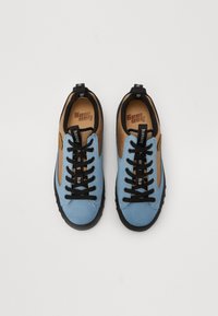 Blaue und braune Outdoor-Schuhe mit einer Wildleder-Textur, schwarzen Schnürsenkeln und Gummisohlen. Mit Logo-Akzenten und einer gepolsterten Zunge für zusätzlichen Komfort.