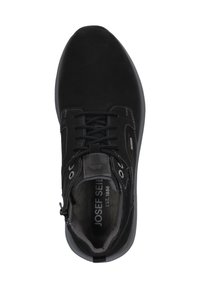 Czarny but z gładkim wierzchem, okrągłym noskiem, systemem sznurowania i logotypem. Posiada wyściełane wnętrze oraz teksturowaną podeszwę.