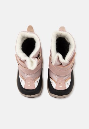 Paire de bottines d’hiver pour tout-petits rose et noir avec doublure en fourrure blanche et bandes Velcro vue de dessus sur fond blanc.