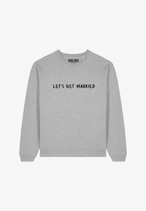 Felpa grigia con maniche lunghe, polsini e orlo a coste, con la scritta "LET'S GET MARRIED" in caratteri neri sul davanti.