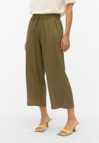 Pantalones de pierna ancha en verde oliva con cintura elástica y detalle de cordón. Tejido ligero, con bolsillos laterales y un ajuste relajado.