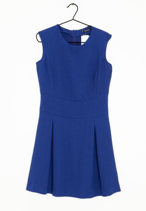 Modrá bezrukávová šaty vyrobené z texturované tkaniny, s fitted topem a rozšířenou sukní s sklady. Zapínání na zip na zadní straně.