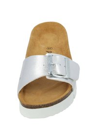 Silberne synthetische Schiebesandale mit einem breiten Riemen, verstellbarer metallischer Schnalle und einem braunen Korkfußbett auf einer weißen Gummisohle. Größe 37.