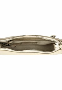 Borsa a tracolla in pelle beige con chiusura a zip, dotata di un interno foderato e una piccola tasca, mostrata da un'angolazione superiore.