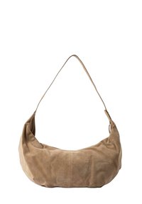 Sac hobo en daim de couleur marron clair avec une forme incurvée. Il comporte une seule bandoulière et une texture lisse avec un design minimaliste.