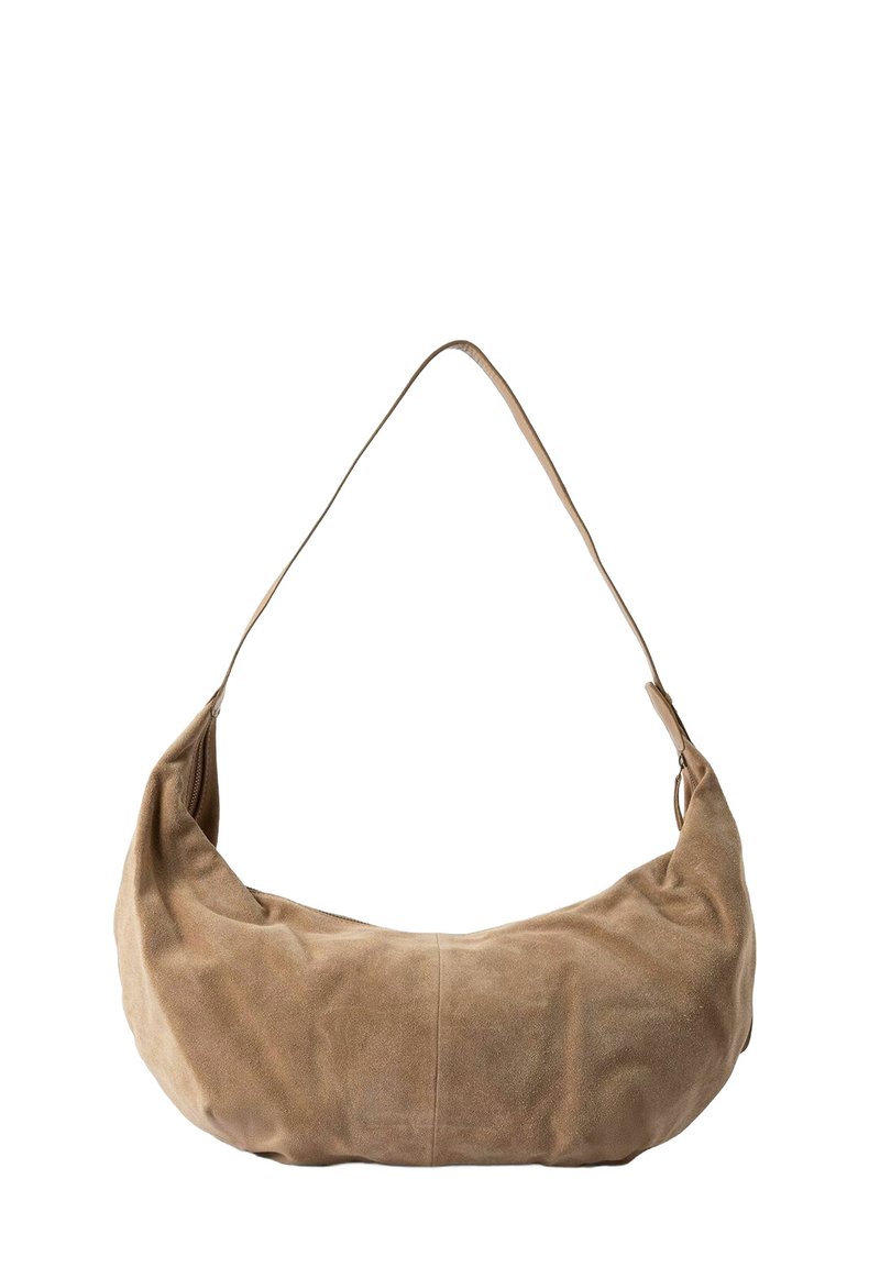 Sac hobo en daim de couleur marron clair avec une forme incurvée. Il comporte une seule bandoulière et une texture lisse avec un design minimaliste.