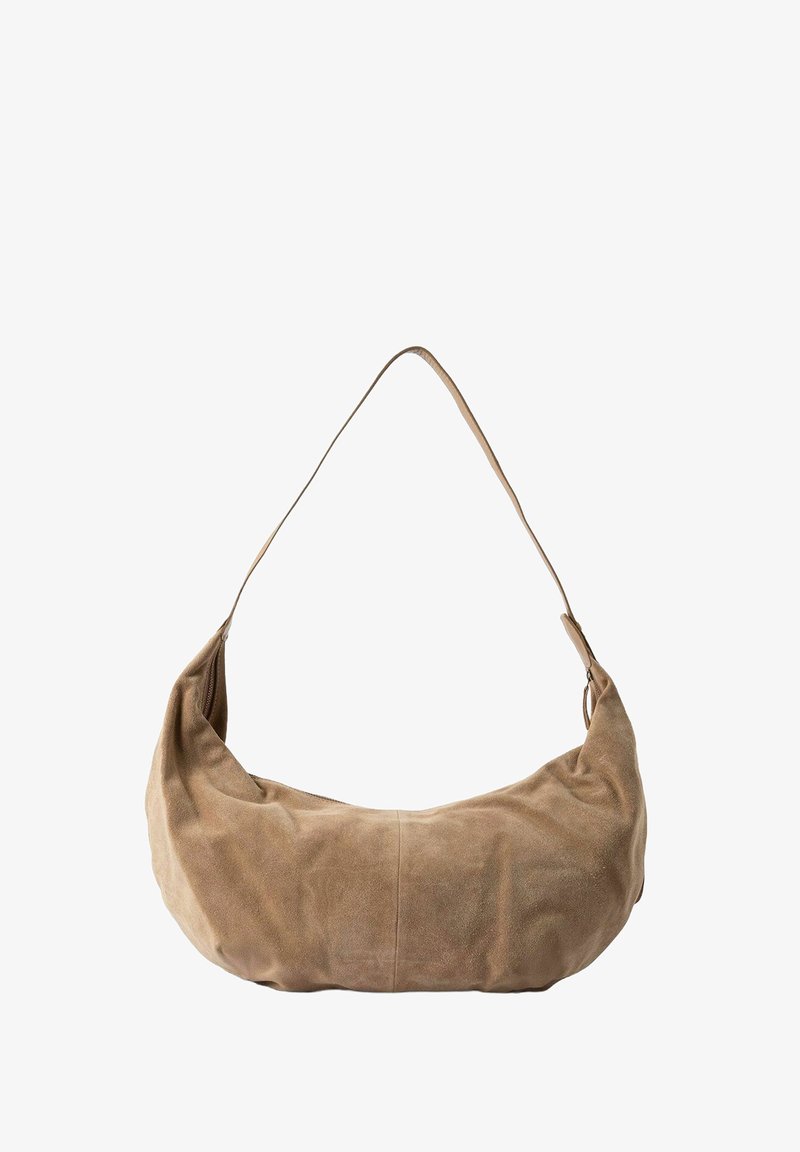 Sac hobo en daim de couleur marron clair avec une forme incurvée. Il comporte une seule bandoulière et une texture lisse avec un design minimaliste.