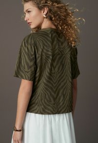 Next SHORT SLEEVE CREW NECK - Majica kratkih rukava s printom - zebra print