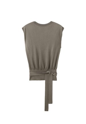 Top lavorato a maglia color taupe senza maniche con scollo rotondo e una lunga cintura in tessuto annodata in vita, mostrato su sfondo bianco.