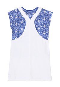 Vestido blanco con mangas cortas, que presenta una parte posterior y hombros con un patrón azul. La tela es suave con diseños florales en las áreas azules.