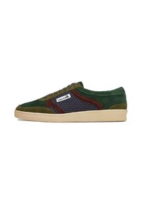 Zapatillas de ante en verde oscuro y azul marino con acentos en marrón, paneles de malla perforada y una suela de goma beige. Presentan un diseño simple de cordones.