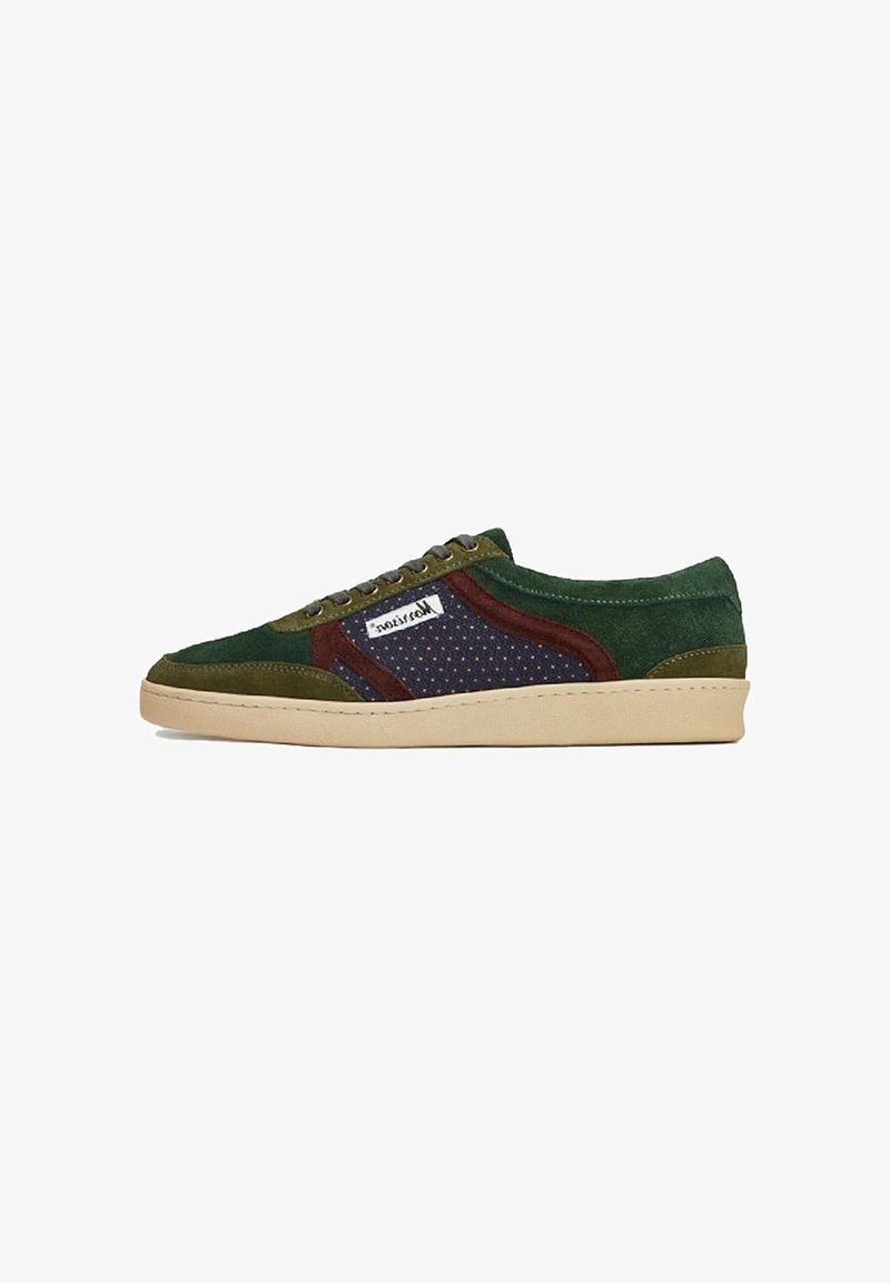 Zapatillas de ante en verde oscuro y azul marino con acentos en marrón, paneles de malla perforada y una suela de goma beige. Presentan un diseño simple de cordones.