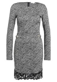 Robe en chevrons grise avec des manches longues, ourlet en dentelle et accents en métal argenté à la taille. Finition du tissu lisse et texturé.