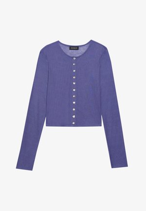 Cardigan scurt cu maneci lungi de culoare mov, cu guler rotund și șapte închideri cu nasturi pe față, având un model texturat de tricot.