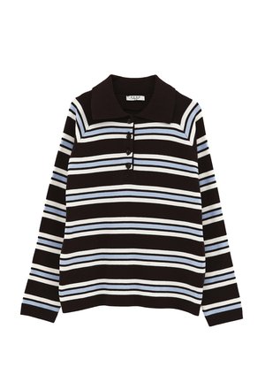 Camisa polo de manga larga a rayas blancas y negras con detalles en azul claro, cuello clásico y cierre de tres botones en el cuello. Textura suave.