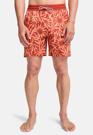 Rode zwemshorts met een lichtbruin abstract tijgerstrepenpatroon, voorzien van een elastische tailleband en aantrekkoord, gemaakt van sneldrogend materiaal.
