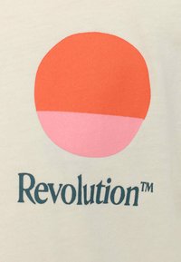 Tela color crema con un gran gráfico circular en naranja y rosa encima del texto "Revolution™" en azul oscuro.