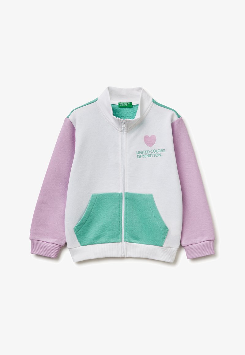 Witte jas met ritssluiting, roze mouwen, groene zakken aan de voorkant en een roze hart met de tekst "United Colors of Benetton" op de borst.