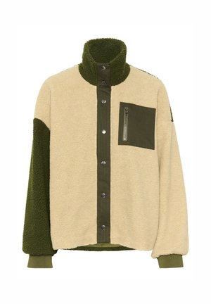 Giacca in pile beige e verde scuro. Presenta un colletto alto, bottoni a pressione e una tasca sul petto con zip. Tessuto morbido e vestibilità rilassata.