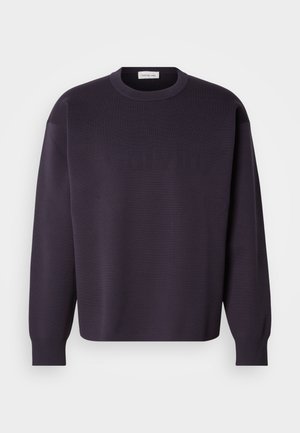 Mørkelilla crewneck-sweatshirt med lange ærmer, subtilt logo tekstur på forsiden, ribbede manchetter og kant. Blødt, strikket materiale.